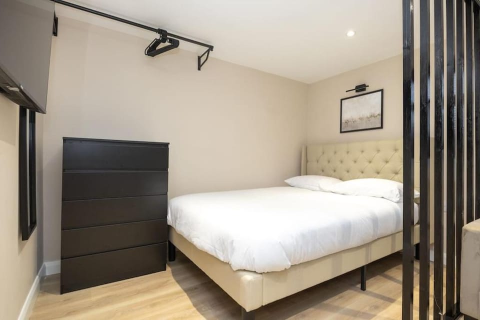 Modern Studio Apart Large Garden Apartment in Stoke-on-Trent