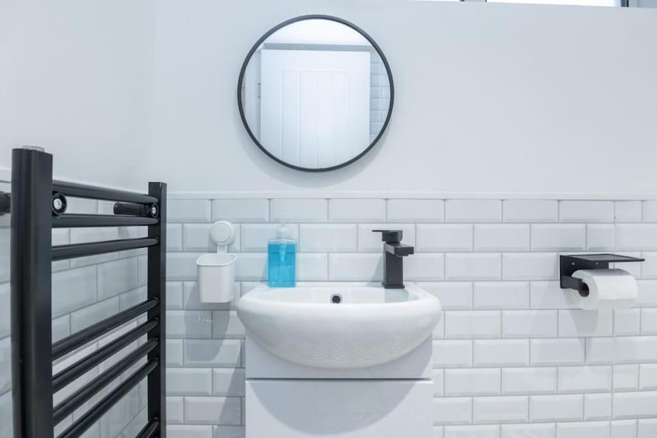 Modern Studio Apart Large Garden Apartment in Stoke-on-Trent