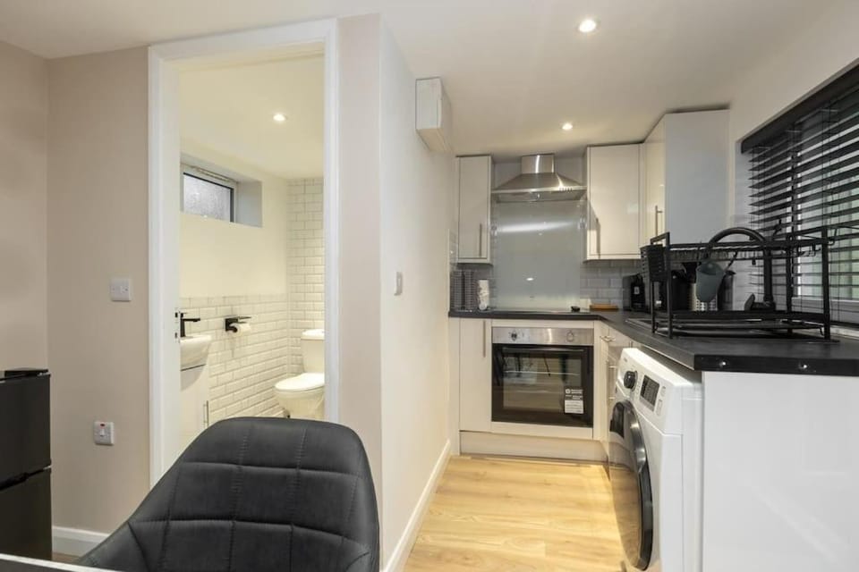 Modern Studio Apart Large Garden Apartment in Stoke-on-Trent
