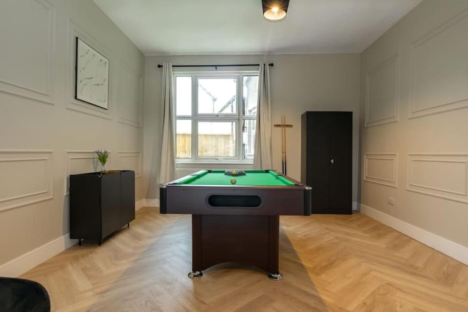 Modern 4 Bed House with Pool Table Vacation rental in Stoke-on-Trent