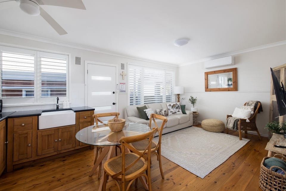 Kitchen or kitchenette, Living room, Seating area, Dining area, air conditioner