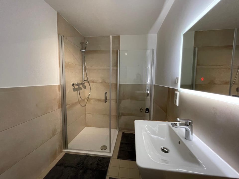 Offene Wohnung mit zwei Einzelbetten und Schlafzimmer mit Doppelbett Apartment in North Rhine-Westphalia