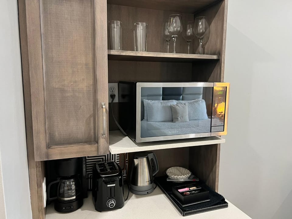 Coffee/tea facilities, toaster