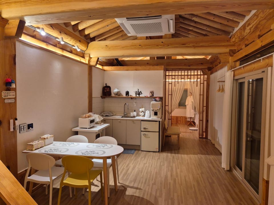 Coffee/tea facilities, Kitchen or kitchenette