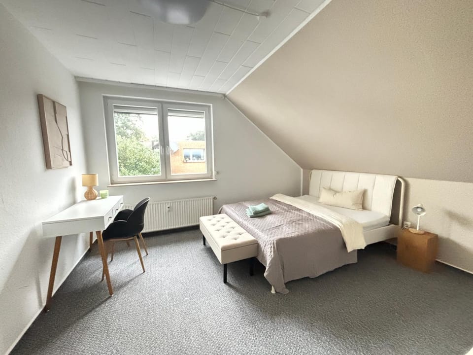 XXL Penthouse - 240qm - 6 rooms - priv Parking- MalliBase Apartments Apartment in Garbsen