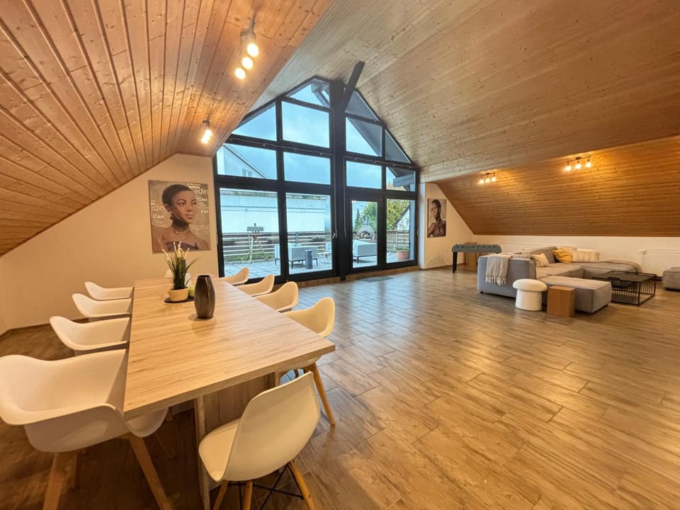XXL Penthouse - 240qm - 6 rooms - priv Parking- MalliBase Apartments Apartment in Garbsen