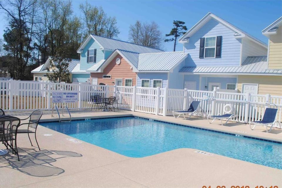 Newly Upgraded 2-BR Cottage, 2 Blocks To Beach House in Myrtle Beach
