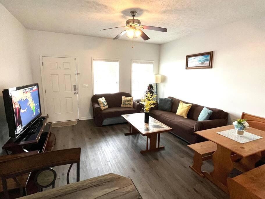 Newly Upgraded 2-BR Cottage, 2 Blocks To Beach House in Myrtle Beach