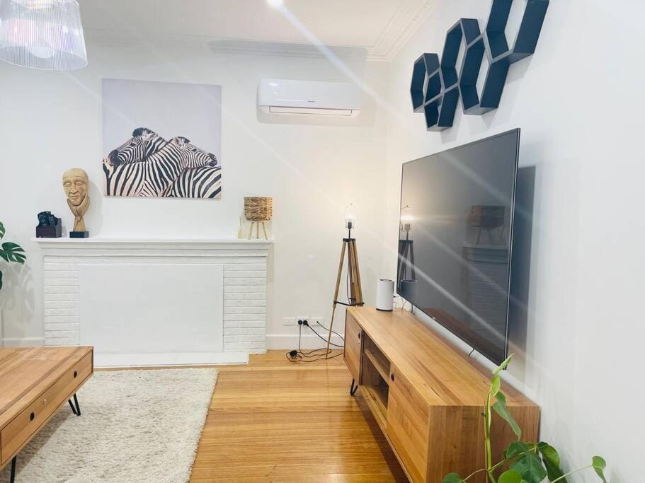 D133 St Alban station stay House in Melbourne