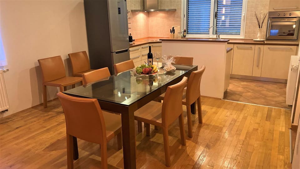 Kitchen or kitchenette, Dining area, Drinks