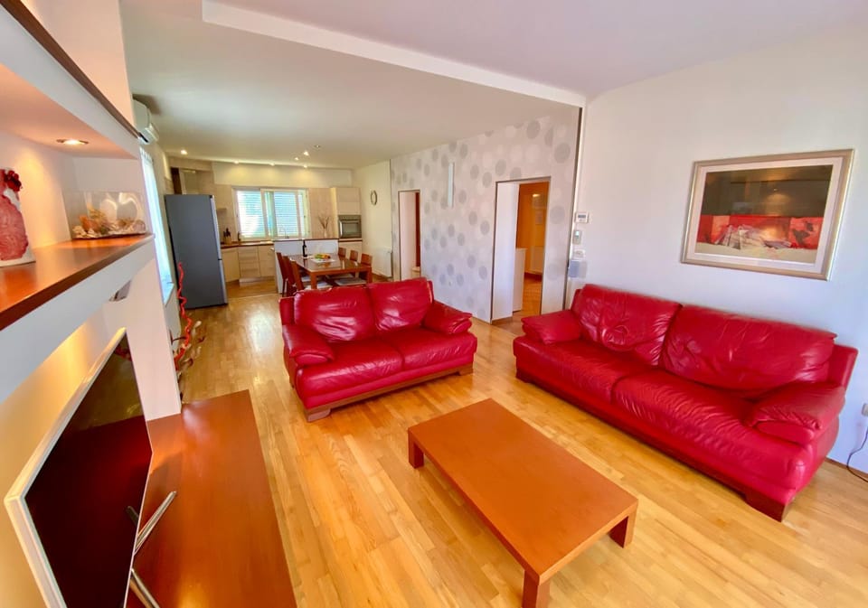 TV and multimedia, Kitchen or kitchenette, Living room, Seating area