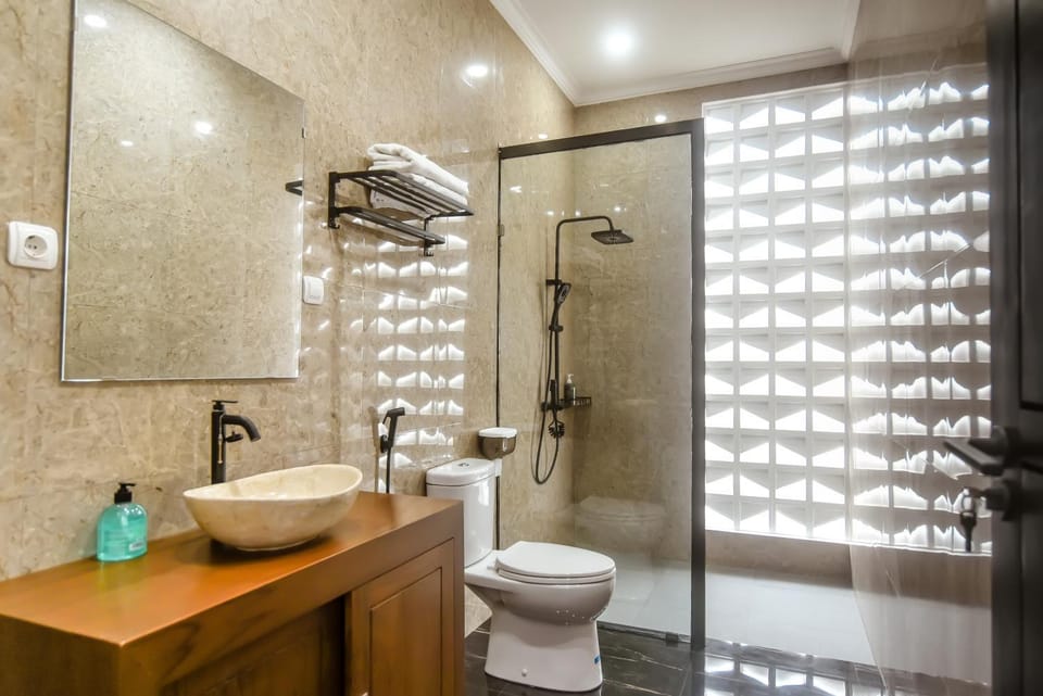 Shower, Toilet, Bathroom, towels