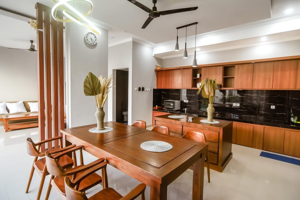 Kitchen or kitchenette, Living room, Seating area, Dining area, stove