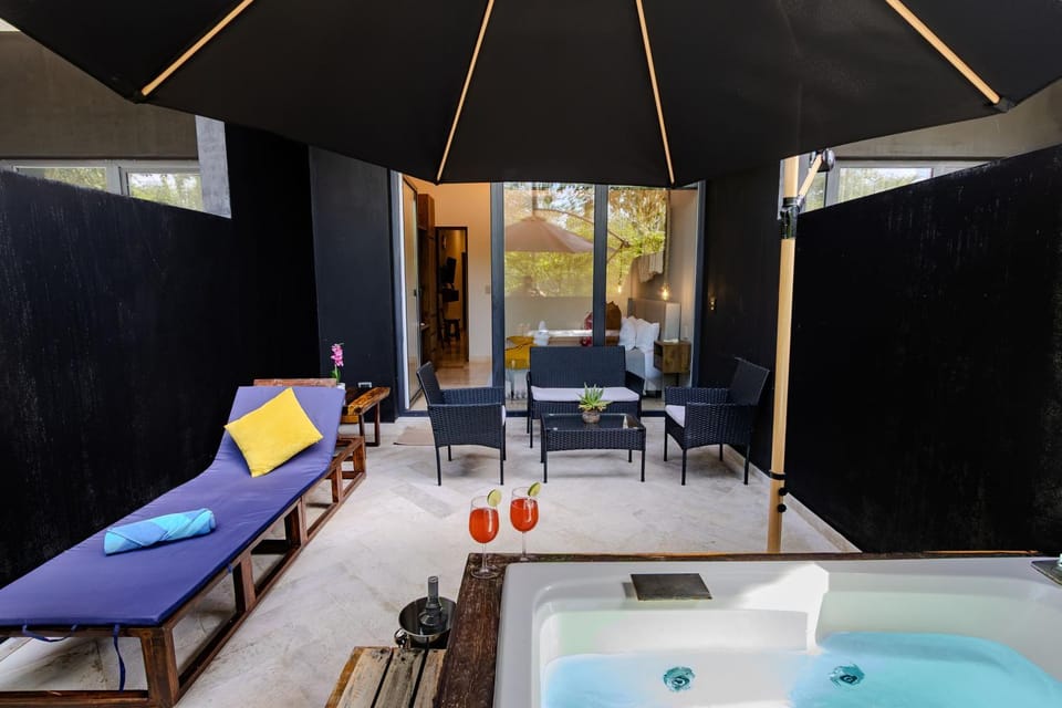 Seating area, Bedroom, Bath, sunbed