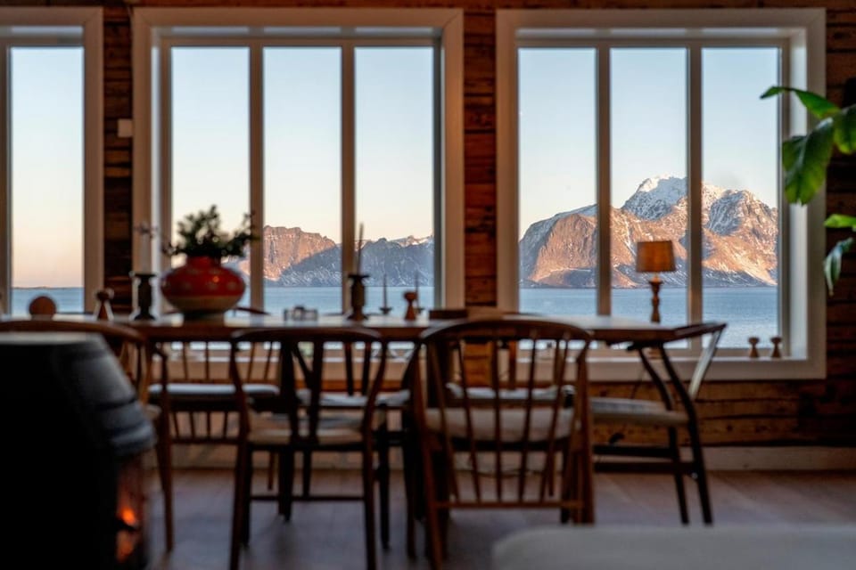 The Hidden Gem - Mountain & Beach View House in Lofoten