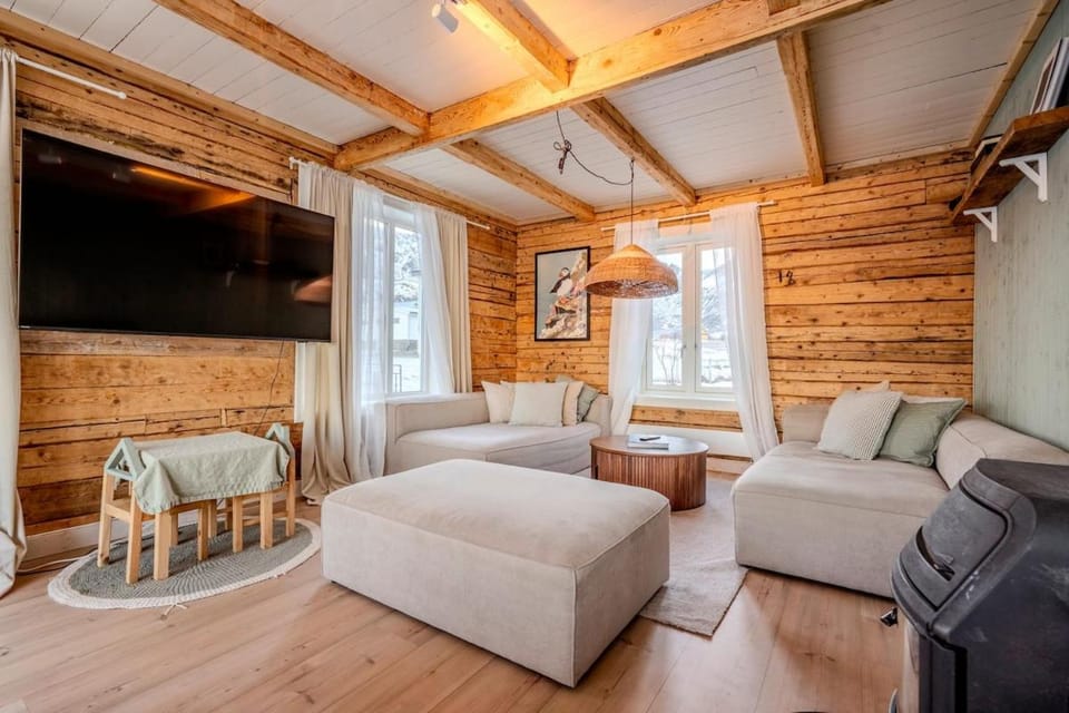 The Hidden Gem - Mountain & Beach View House in Lofoten