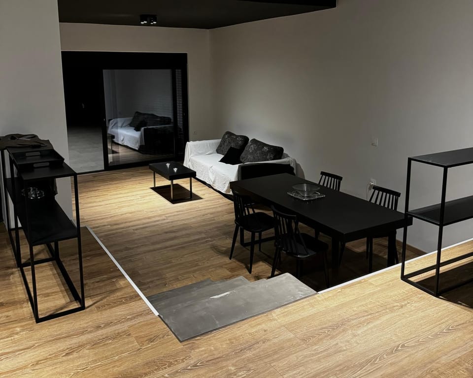 Photo of the whole room, Seating area