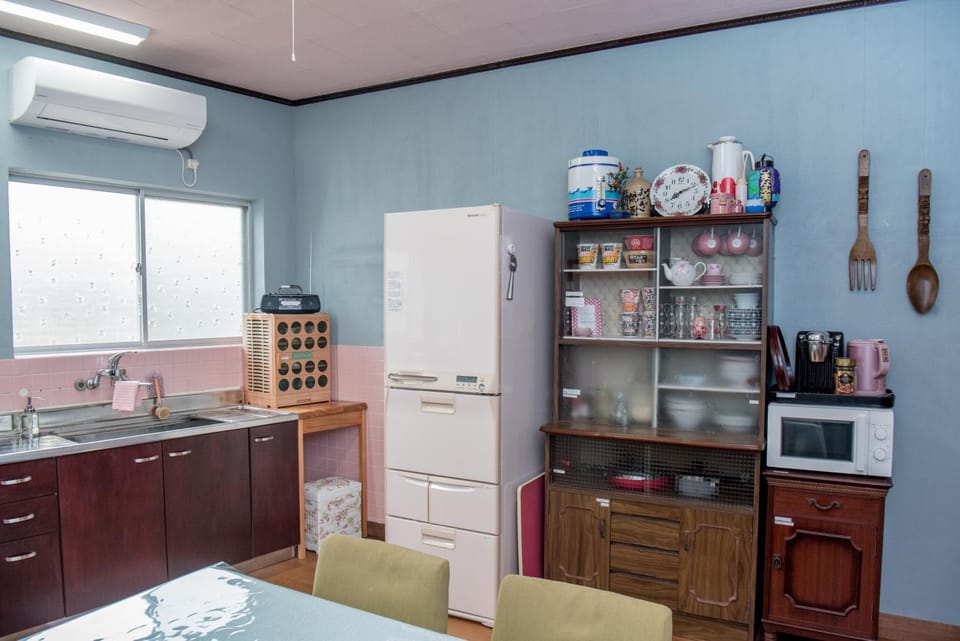 Kitchen or kitchenette, microwave, kitchen