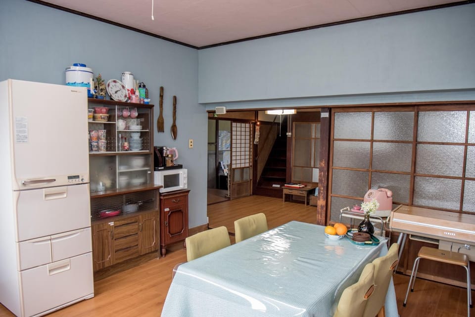 Coffee/tea facilities, Kitchen or kitchenette, Dining area, microwave, kitchen