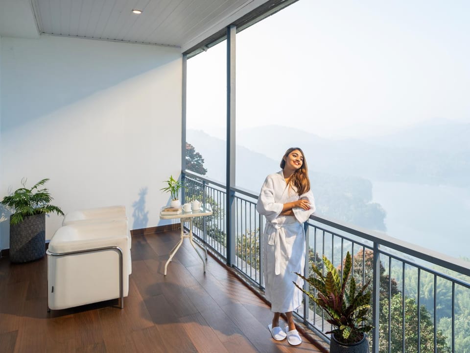 Property building, Balcony/Terrace, Food and drinks