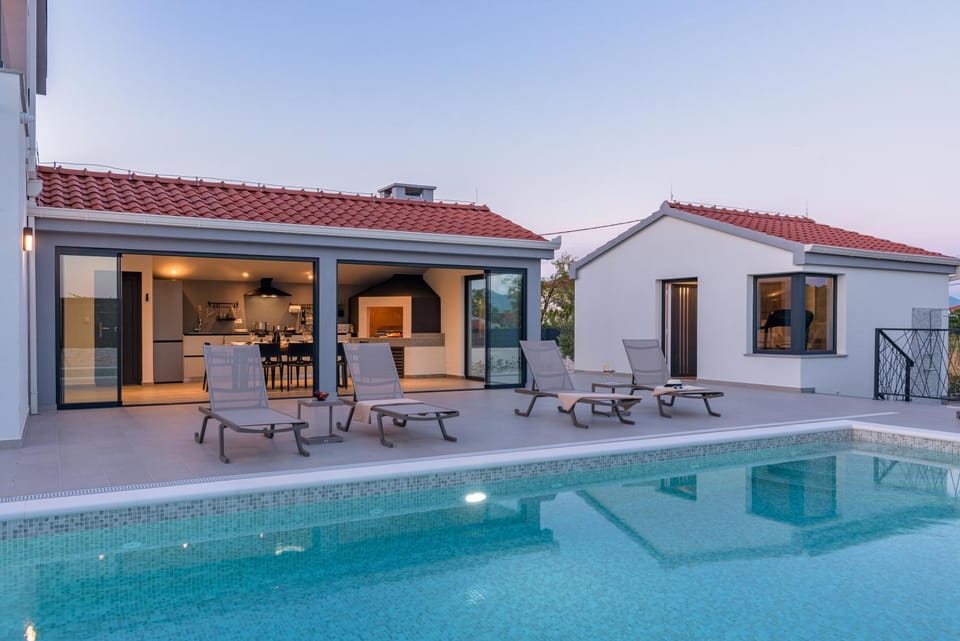 Property building, Dining area, Pool view