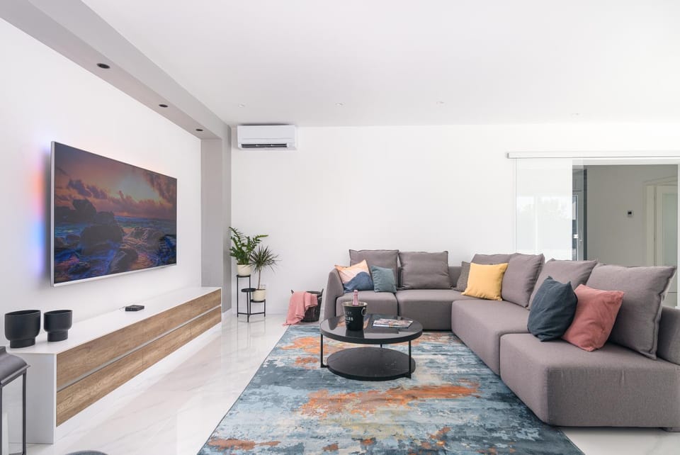 TV and multimedia, Living room, Seating area, air conditioner