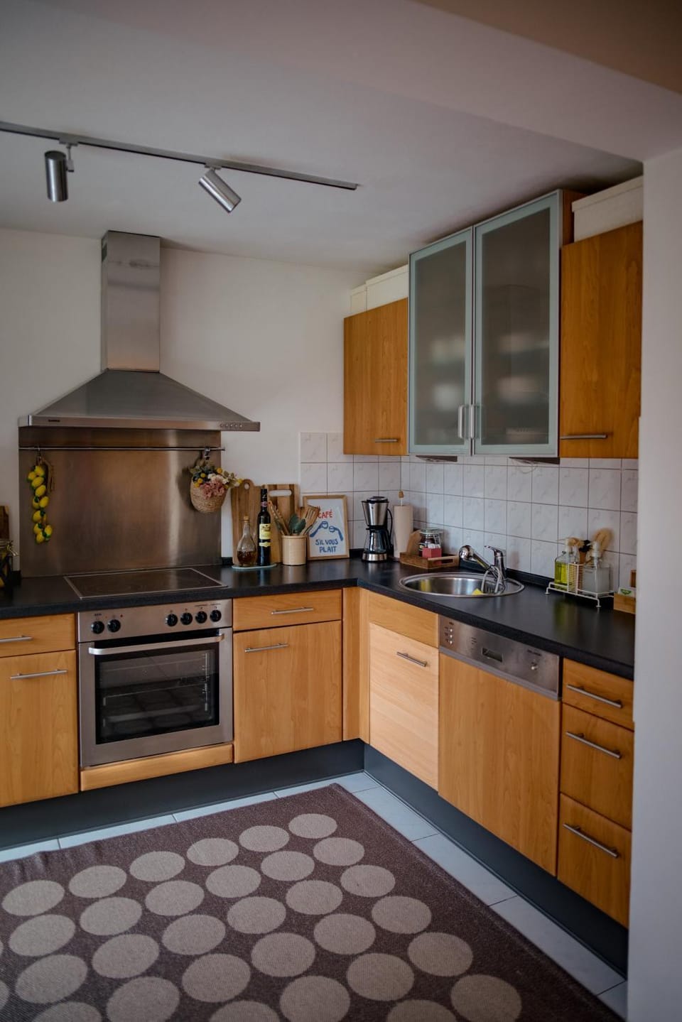 Coffee/tea facilities, Kitchen or kitchenette, dishwasher, stove