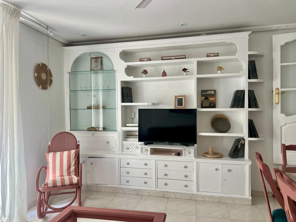 TV and multimedia, Living room, Seating area, Evening entertainment