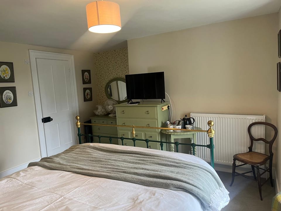 Bed, TV and multimedia, Bedroom