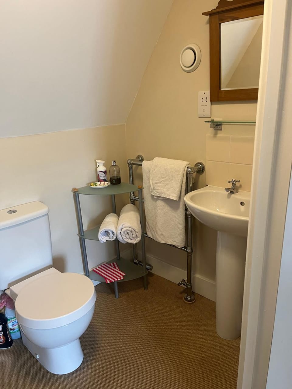 Toilet, towels