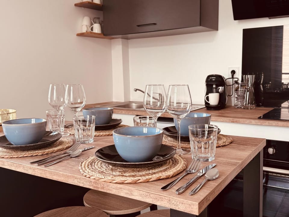 Kitchen or kitchenette, Dining area