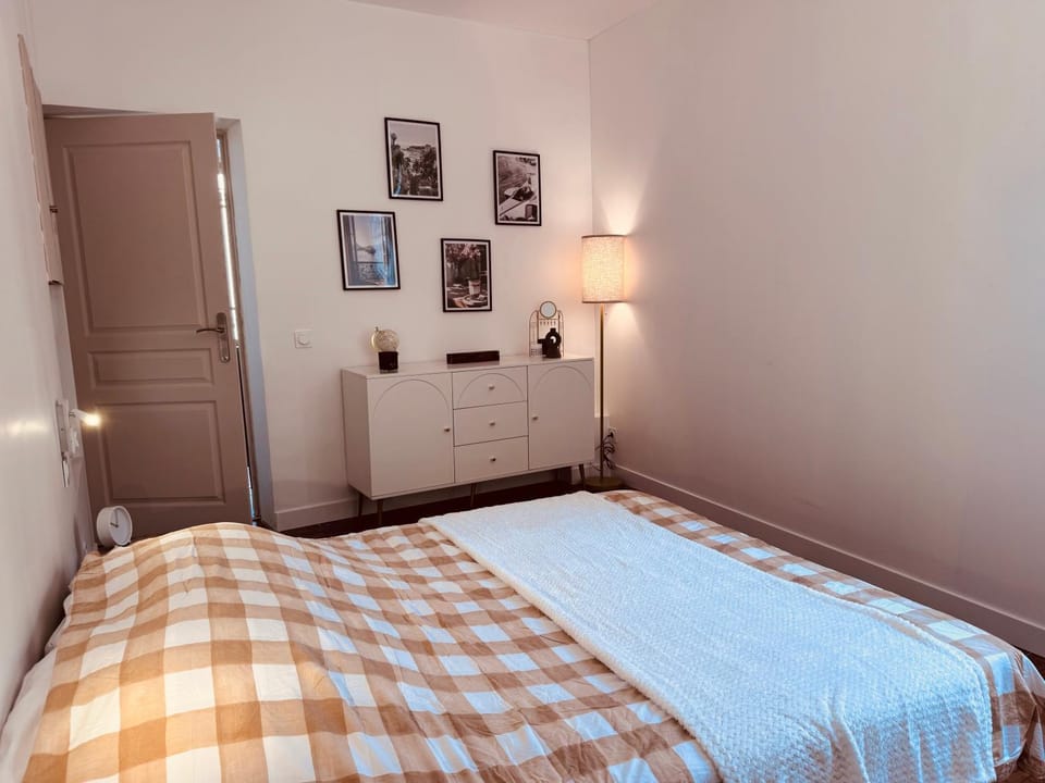 Bed, Photo of the whole room, Bedroom, wardrobe