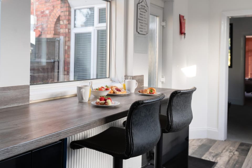 Spacious and Comfortable - 5 Bedroom Home House in Kettering