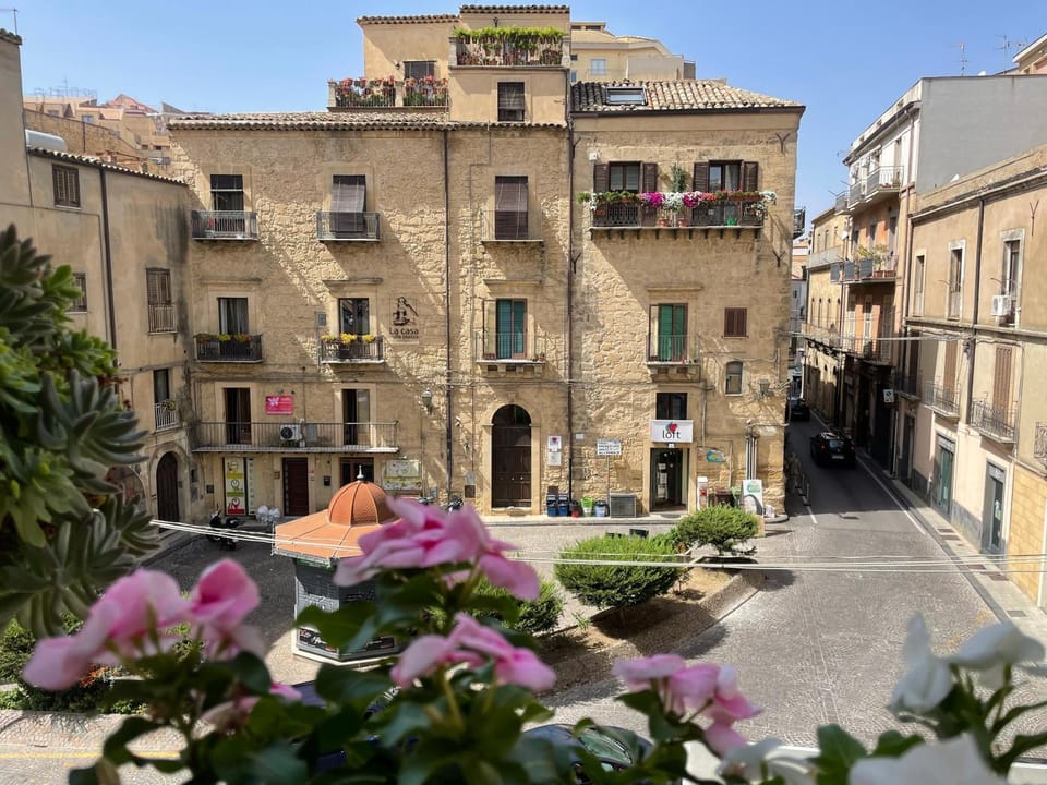 Property building, Neighbourhood, Garden, City view, Street view, Location