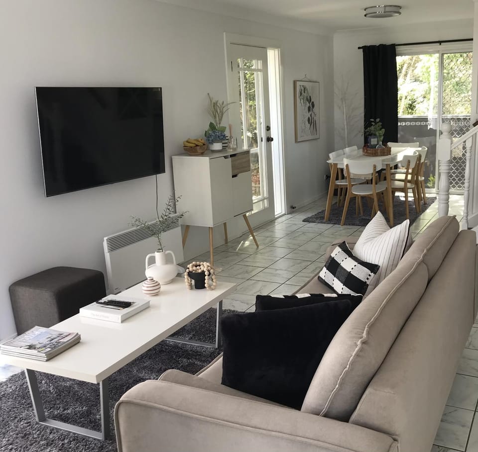 TV and multimedia, Living room, Evening entertainment