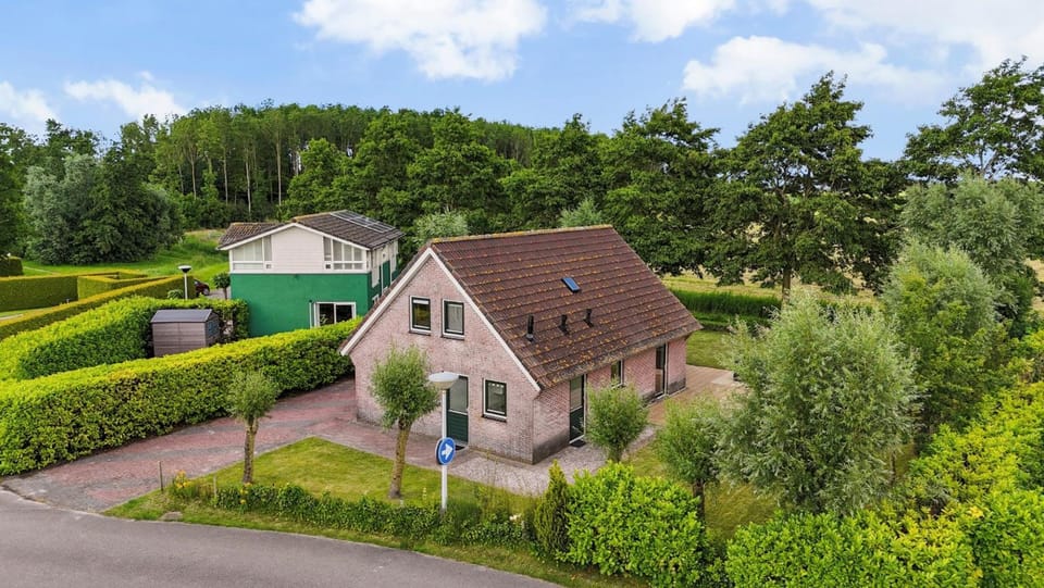 Komfortables Ferienhaus mit Garten, Weitblick und Whirlpool House in Friesland, Netherlands
