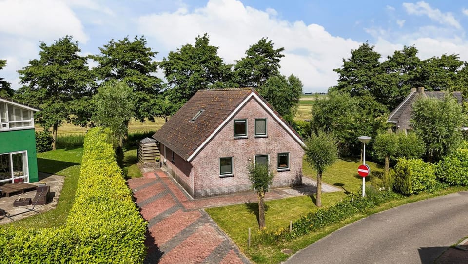 Komfortables Ferienhaus mit Garten, Weitblick und Whirlpool House in Friesland, Netherlands