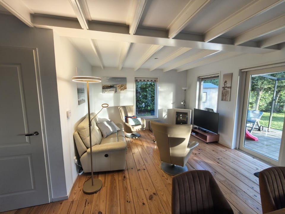 Komfortables Ferienhaus mit Garten, Weitblick und Whirlpool House in Friesland, Netherlands