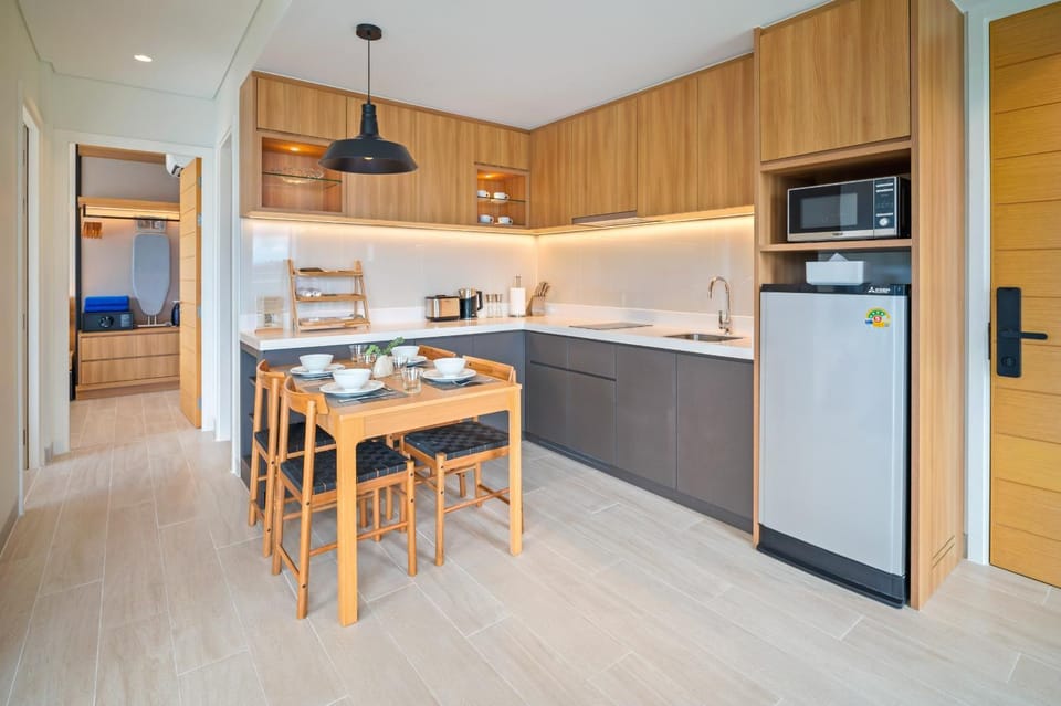 Kitchen or kitchenette, Dining area, stove, toaster