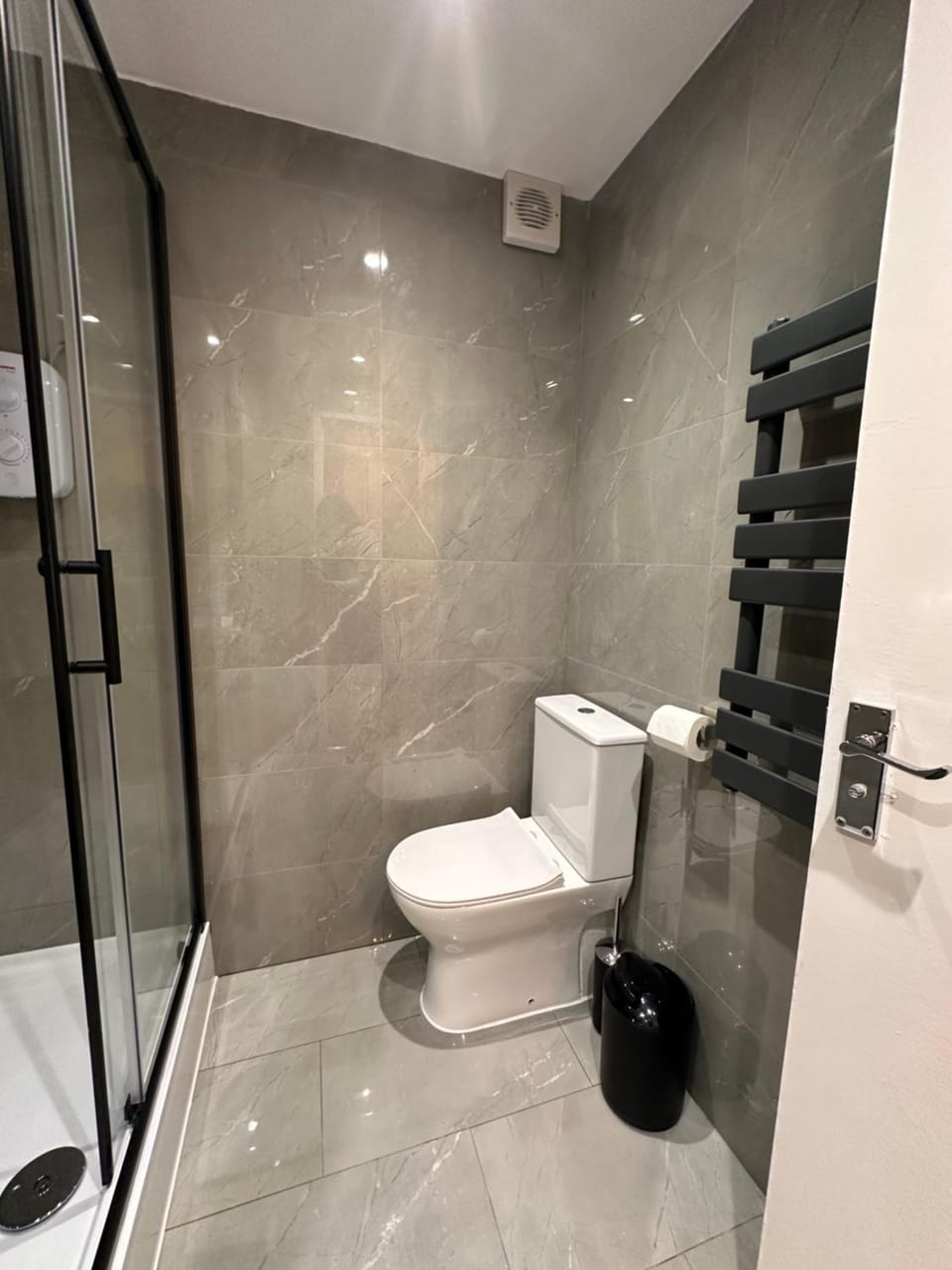 Newly Renovated Private and Modern Shared Apartment, Each with Kitchenette, Central Birmingham RB Bed and Breakfast in Birmingham