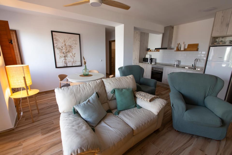Kitchen or kitchenette, Living room, Seating area, Dining area, fireplace