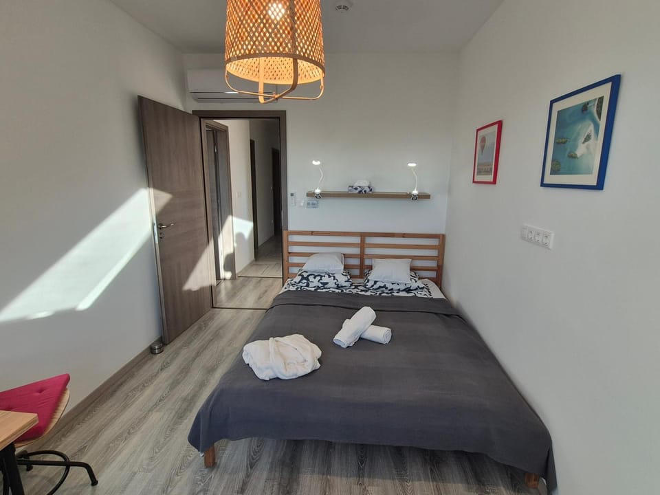 Bed, Bedroom, towels