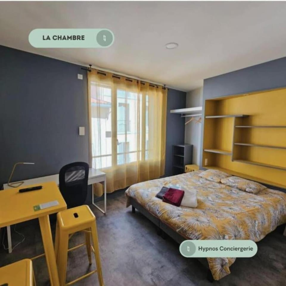 Property building, Bed, Photo of the whole room, Seating area, Bedroom