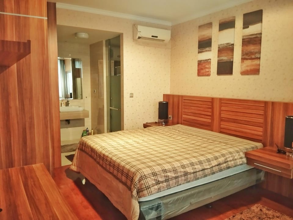 Bed, air conditioner