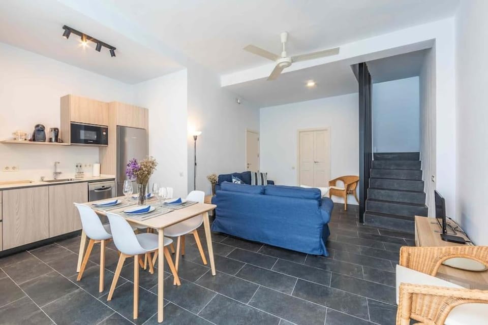Kitchen or kitchenette, Seating area