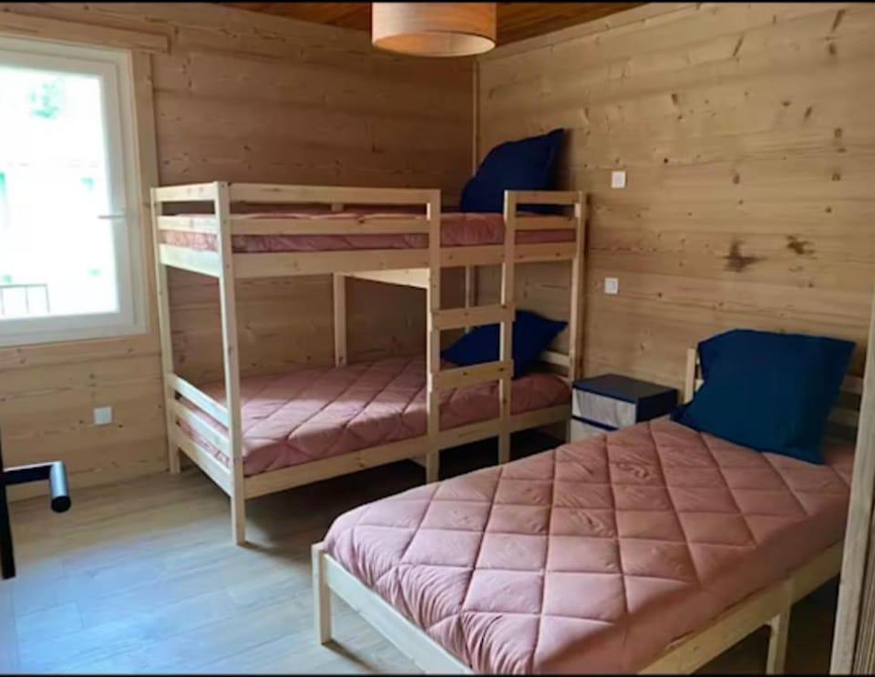Bedroom, bunk bed