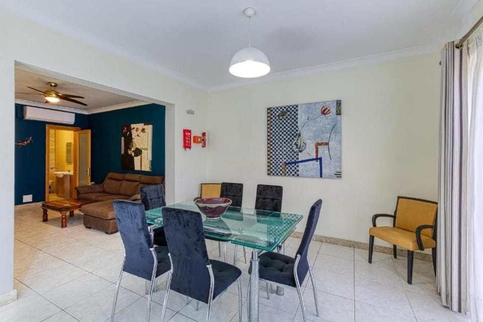 Living room, Seating area, Dining area, internet, air conditioner