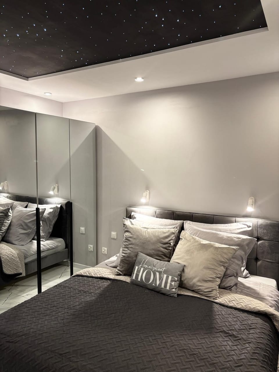 Bed, Living room, Photo of the whole room, Seating area