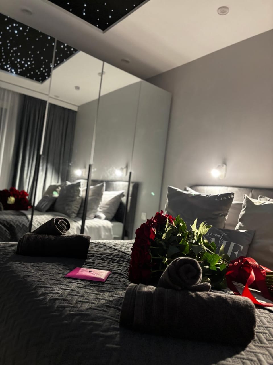 Bed, Photo of the whole room, Bedroom, towels