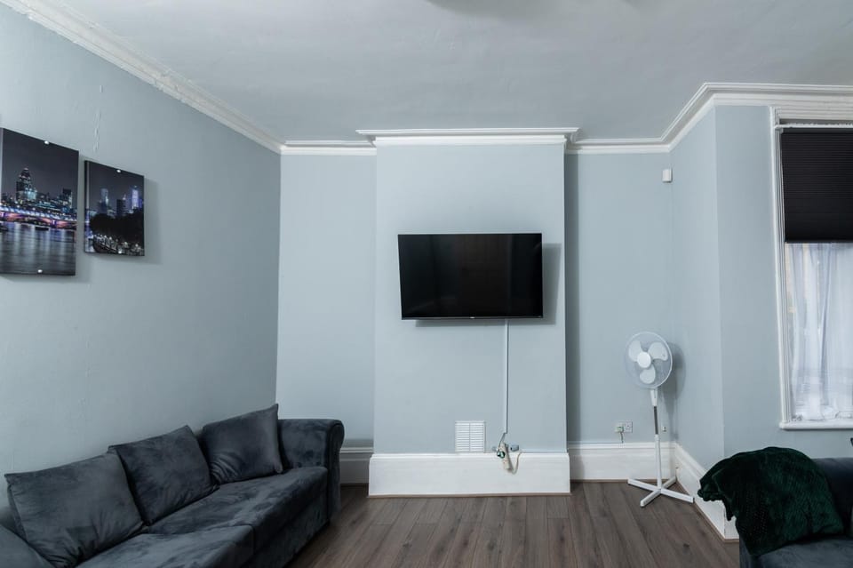 Tranquil 3BR in Arnos Grove Apartment in London